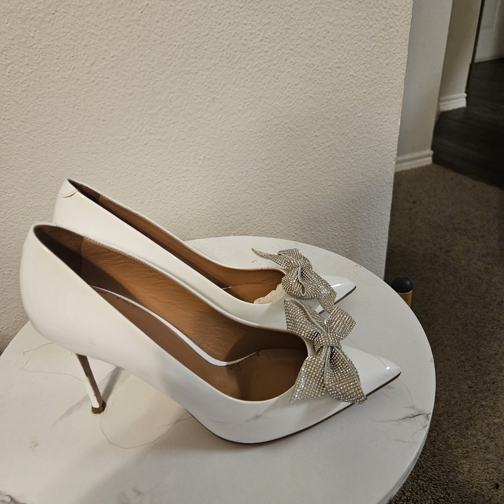 Elegant White Pointed-Toe Pumps with Crystal Bow